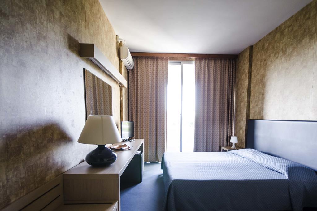 Grand Hotel Helios ตาร์กวิเนีย ภายนอก รูปภาพ